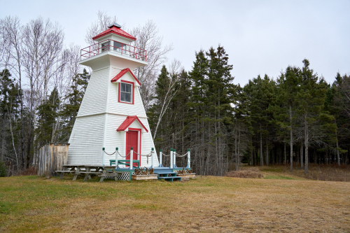 Lieu,Pointe Duthie,Saison,Automne,Eau,Phare,Milieu naturel,Forêt,Baie-des-Chaleurs,Région,MRC Bonaventure,New Richmond,Jour,Temps